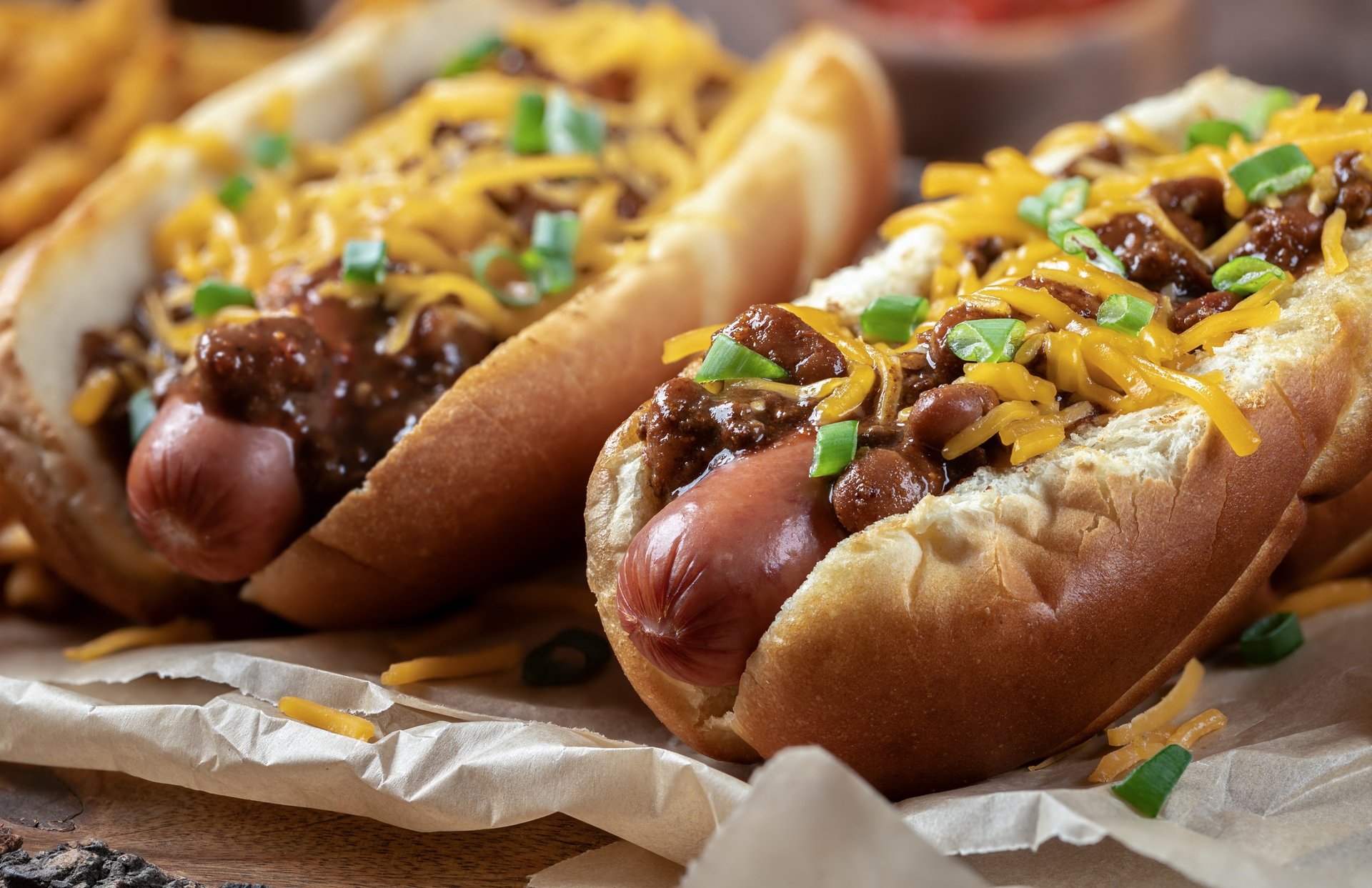 Close-up de hotdog con queso derretido