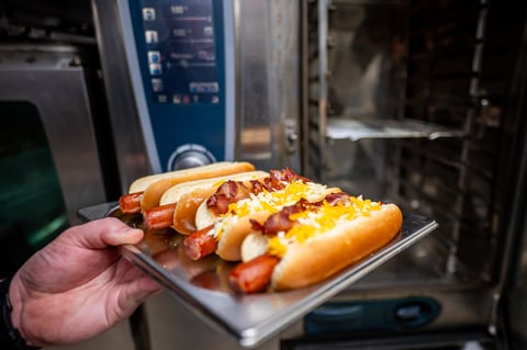 Hotdogs recién hechos en bandeja