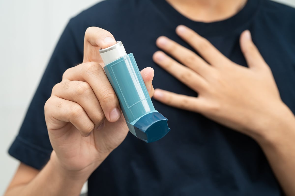 Paciente utilizando un inhalador dosificador.