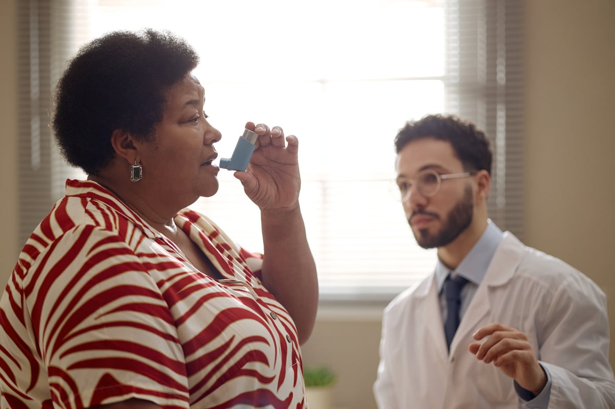 Consulta médica durante un tratamiento respiratorio.