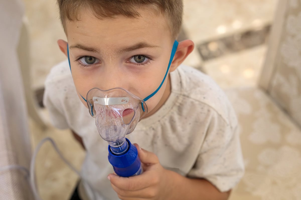 Paciente usando nebulizador para tratamiento respiratorio