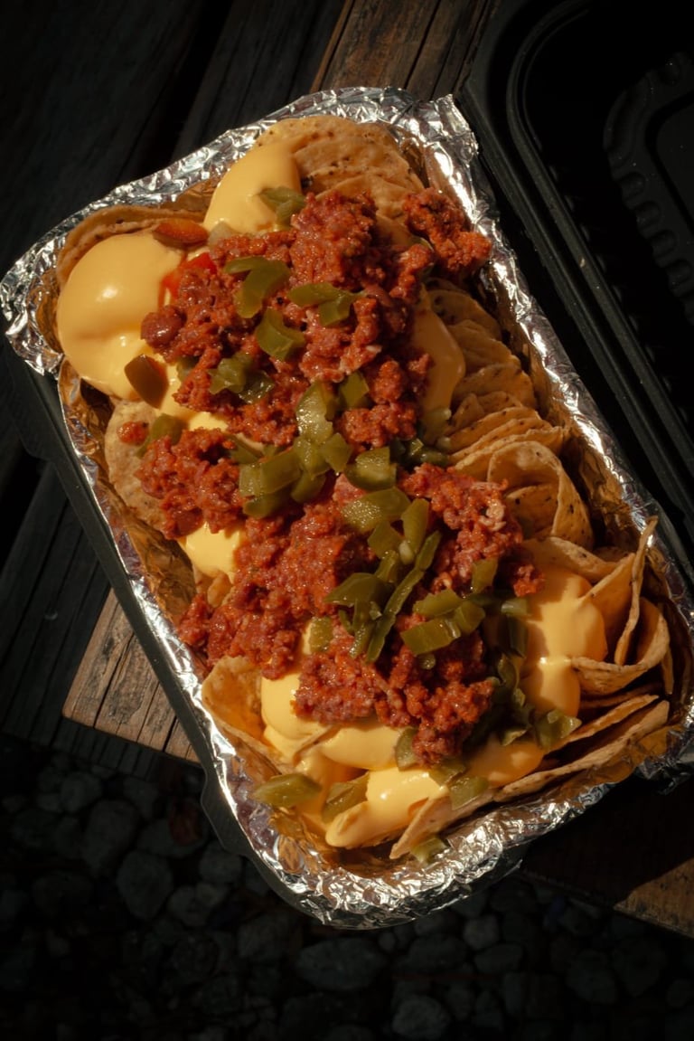 Nachos con queso cheddar y jalapeños
