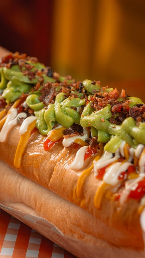 Hotdog gourmet con guacamole